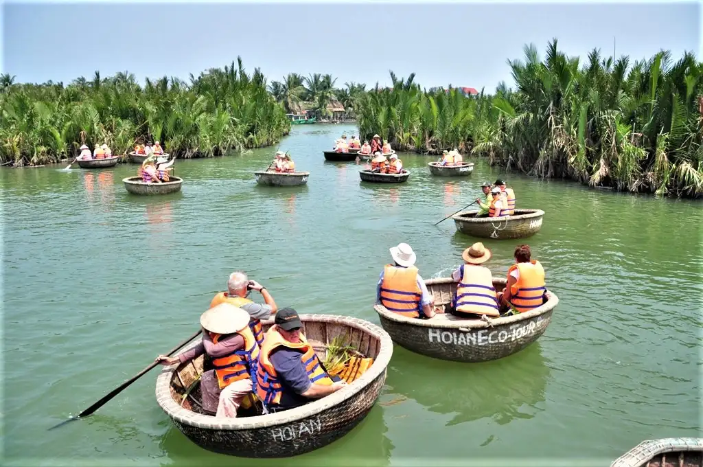 在 Cam Thanh 体验篮船之旅