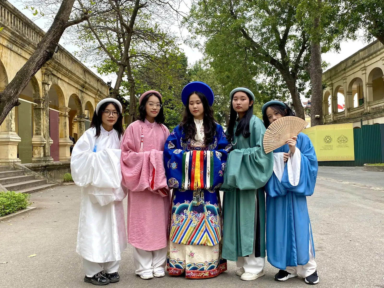 抵达升龙城堡考古遗址办理入住手续
