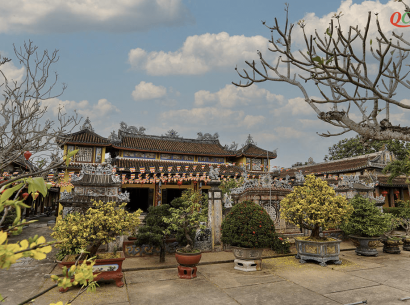 参观有 200 年历史的会安福林寺