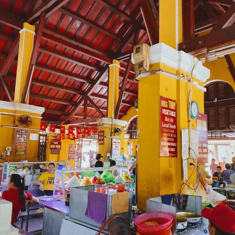 在会安市场享用馄饨