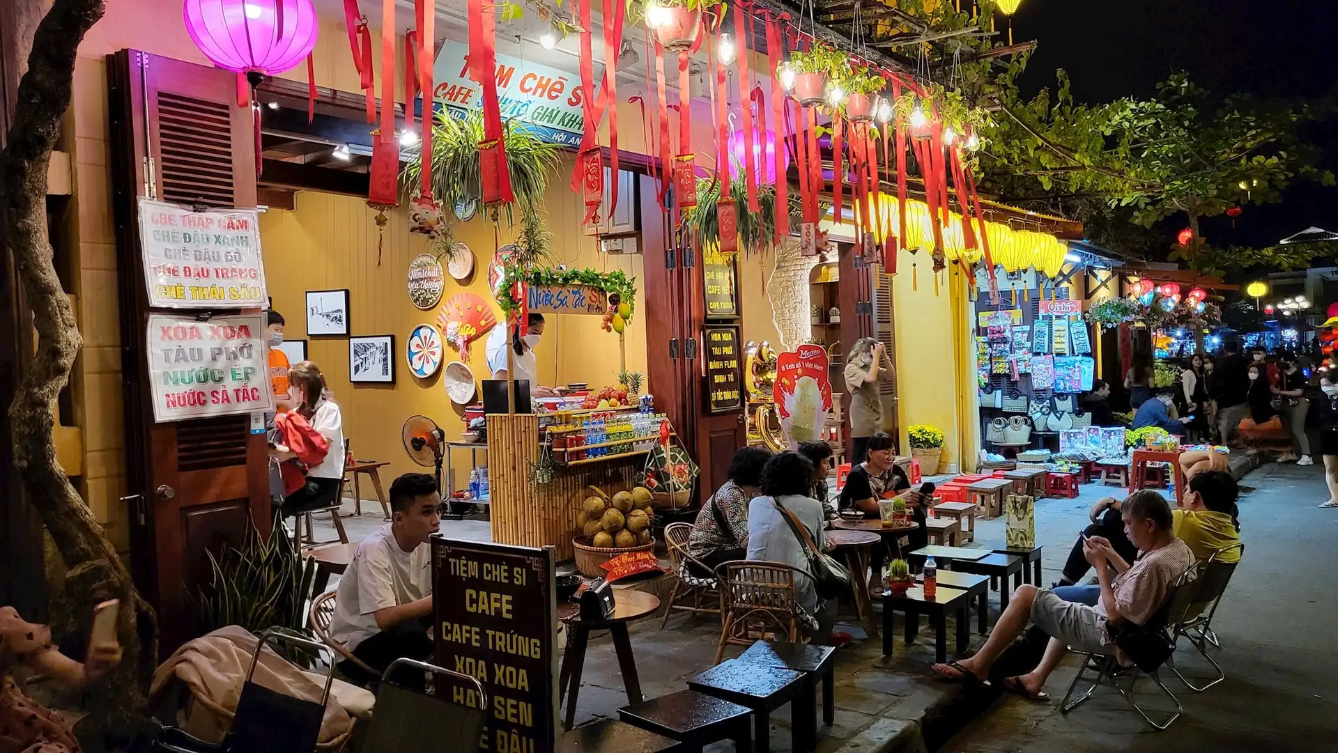 感受会安夜市的氛围(来源:iVIVU.com)